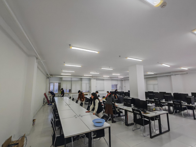 “党建引领办实事 清洁机房暖师生” 主题党日活动